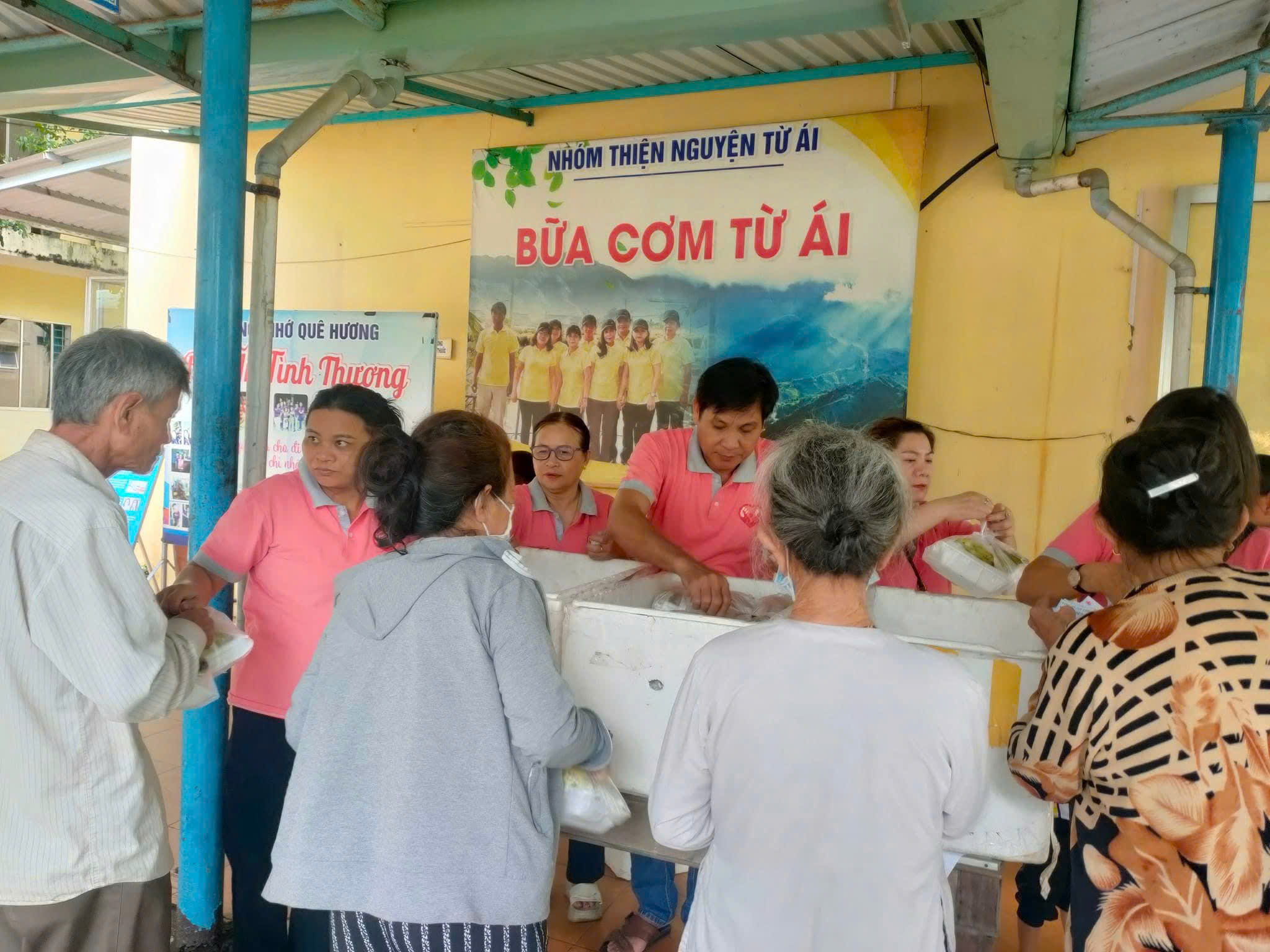 Các Bệnh Nhân Nhận Được Xuất Cơm Từ Chương Trình Bữa Cơm Từ Ái