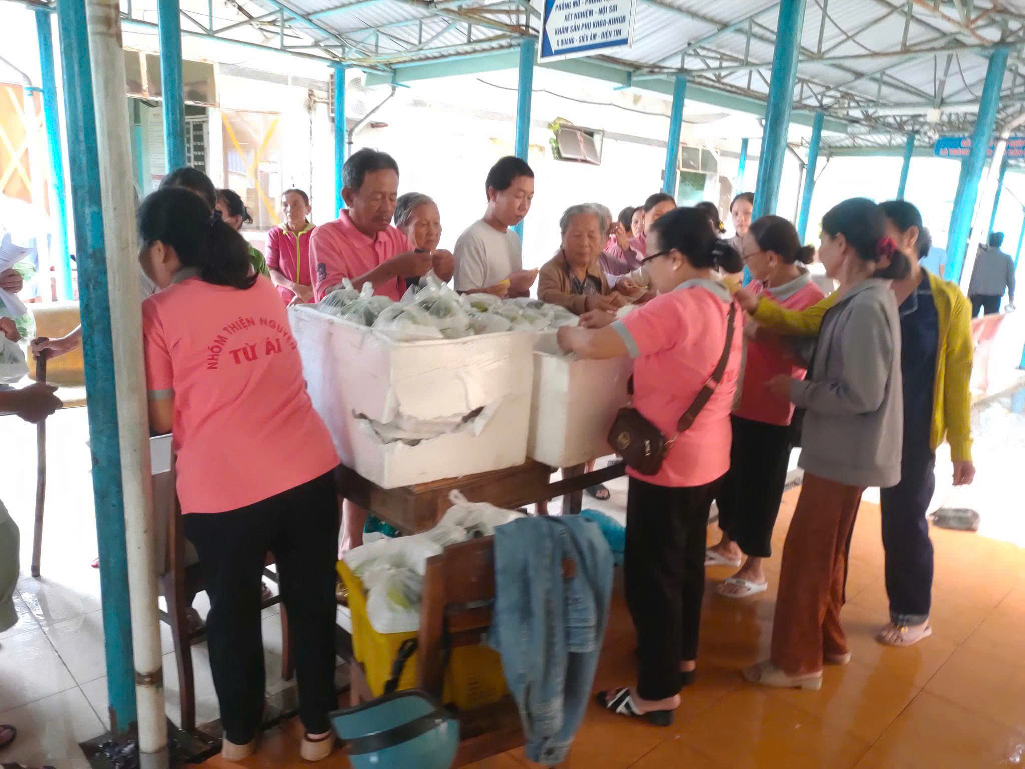 Các Bên Nhận Đến Nhận Phần Cơm Từ Chương Trình 