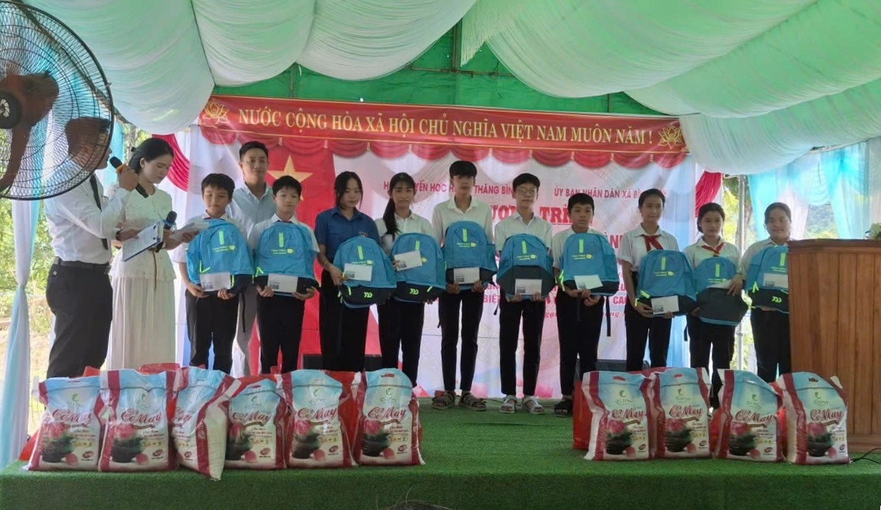 các phần quà được trao đên tay các em học sinh