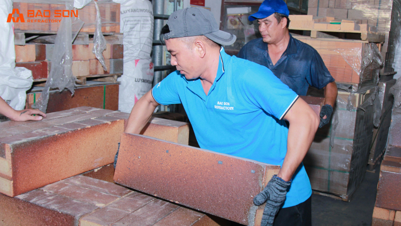 Công nhân xắp sếp kho gạch chịu lửa tại Bảo Sơn