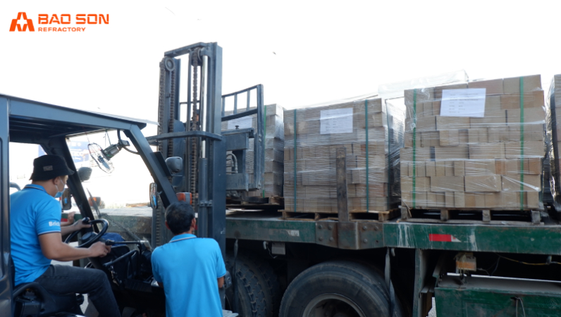 Vận chuyển các kiện hàng gạch chịu lửa đế khách hàng