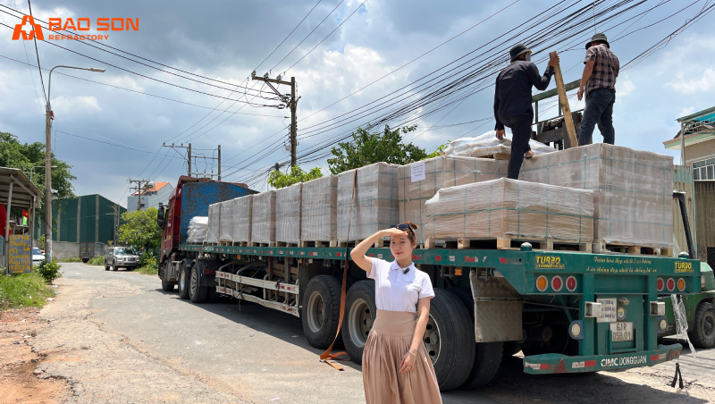 Chuyến xe gạch cao nhôm giao đến khách hàng