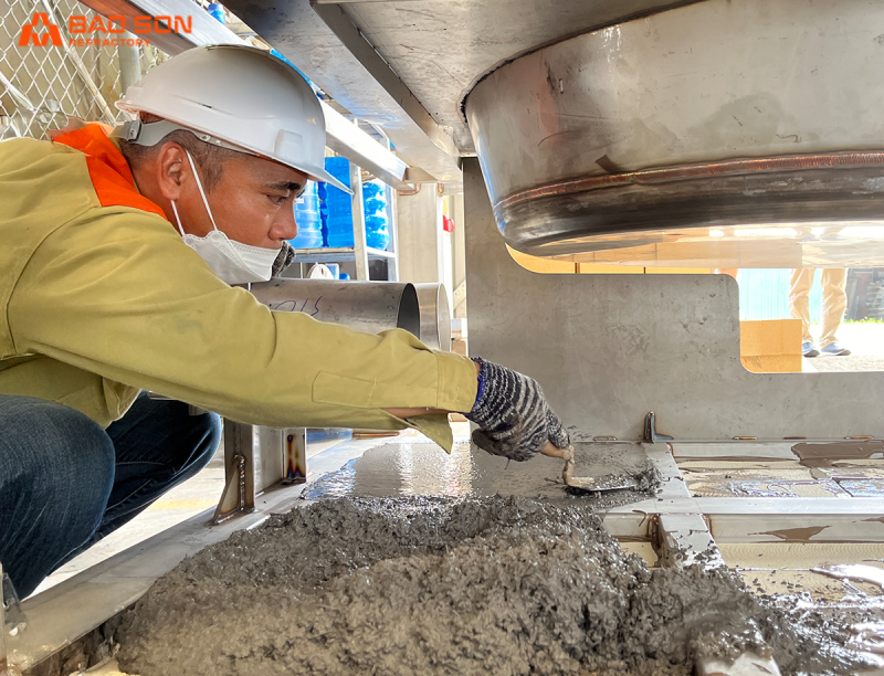 Thi công phần bê tông chịu nhiệt cho công trình.