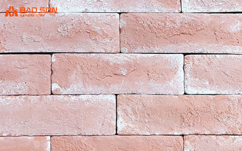 Gạch được dán bằng keo thủy tinh.